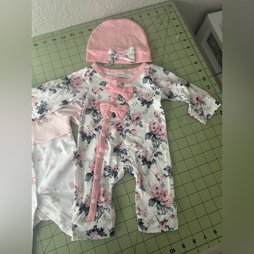 ioglrie PREMIE Baby Girl Long Sleeve Romper Sleeper bodysuit. Pink rose floral.